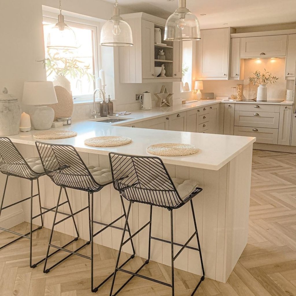Peninsula Kitchen Layouts for Homes with Limited Space