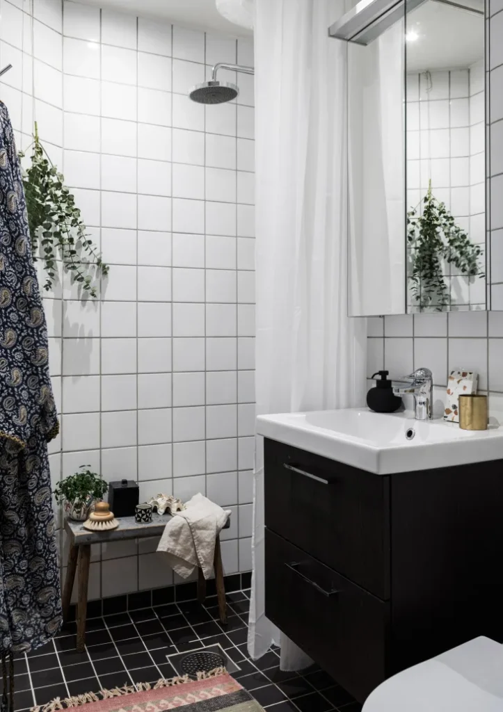 Practical Tips for Remodeling Small Bathrooms
