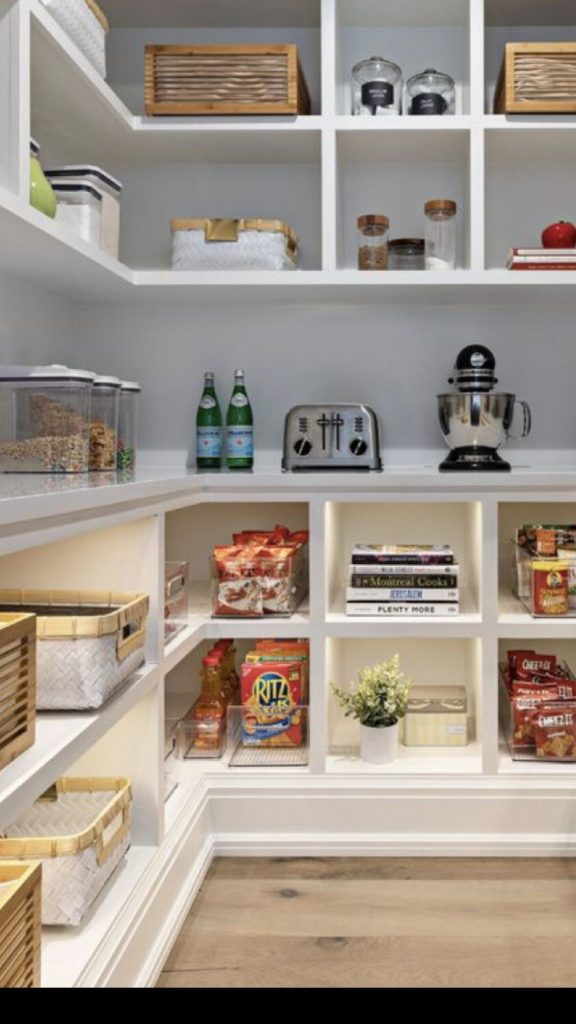  Easy Walk-In Pantry Layouts for Simple Organization