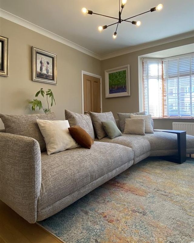 Sofa Choices That Maximize Small Living Rooms