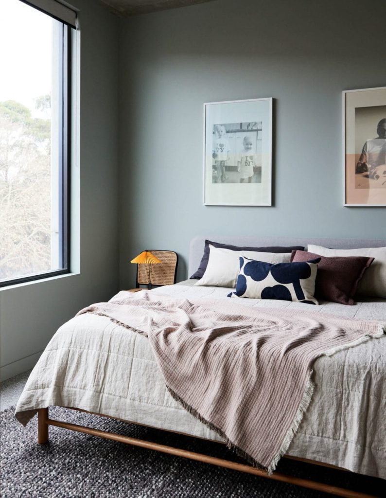 Small bedroom layouts that fit a king size bed
