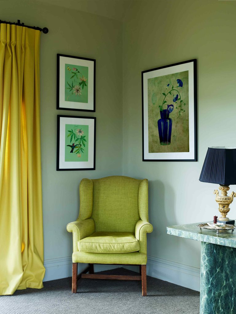 Creative wall decor ideas to refresh living room corners